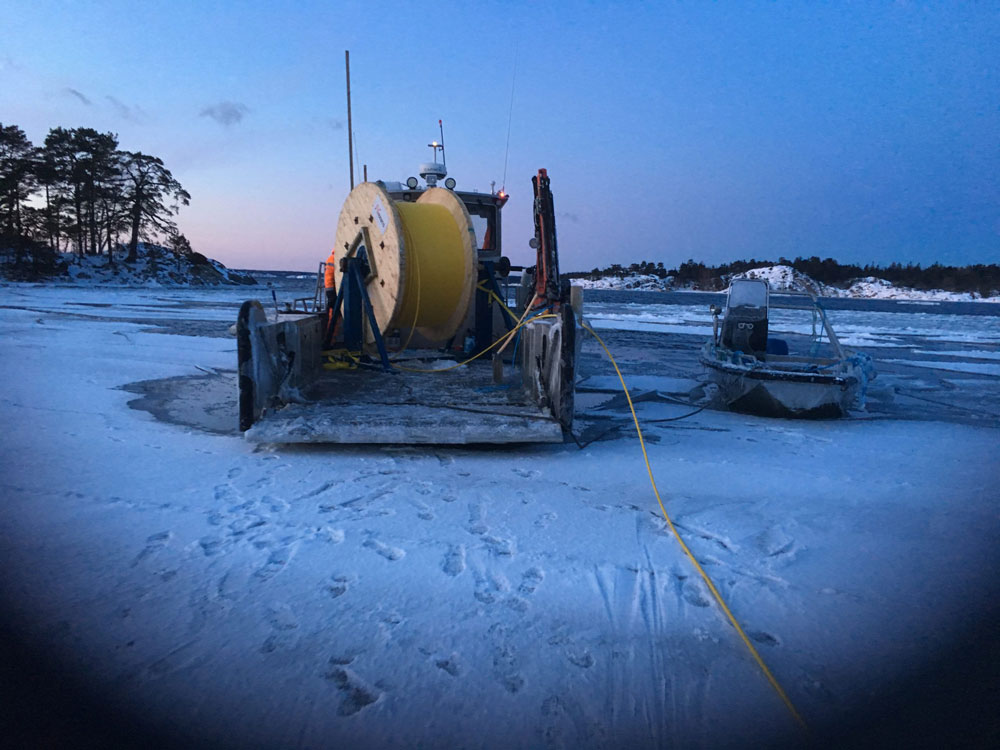Installation av sjökabel utfört av SEA Sjöentreprenad och anläggning
